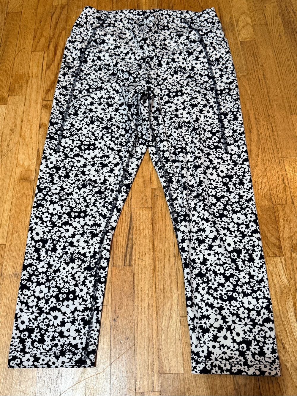 Victoria’s Secret Pink- Active Black & White Floral Printed Leggings in size L